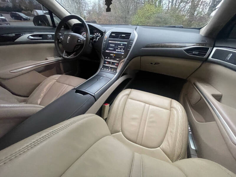 2016 Lincoln MKZ Base photo 22