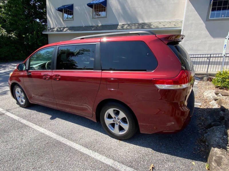 2014 Toyota Sienna LE 7-Passenger Auto Access Seat