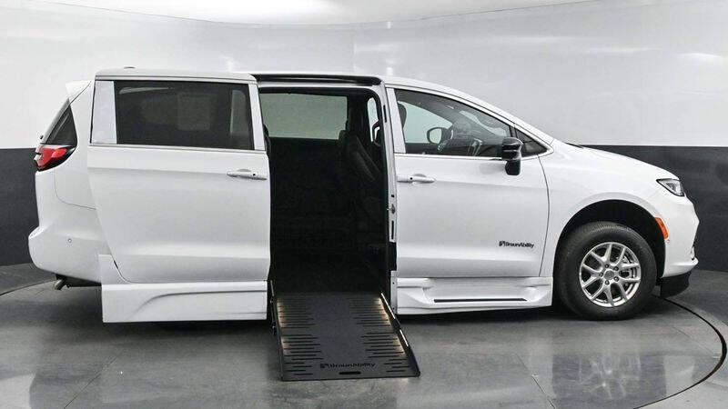 2025 Chrysler Pacifica Select