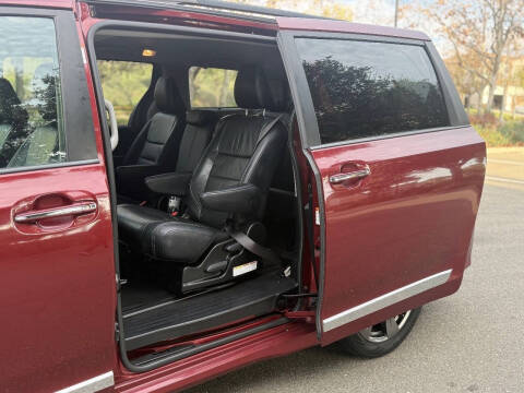 2017 Toyota Sienna SE Premium 8-Passenger