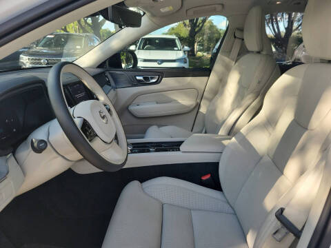 2025 Volvo XC60 B5 Ultra Dark Theme