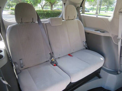 2020 Toyota Sienna LE Mobility 7-Passenger