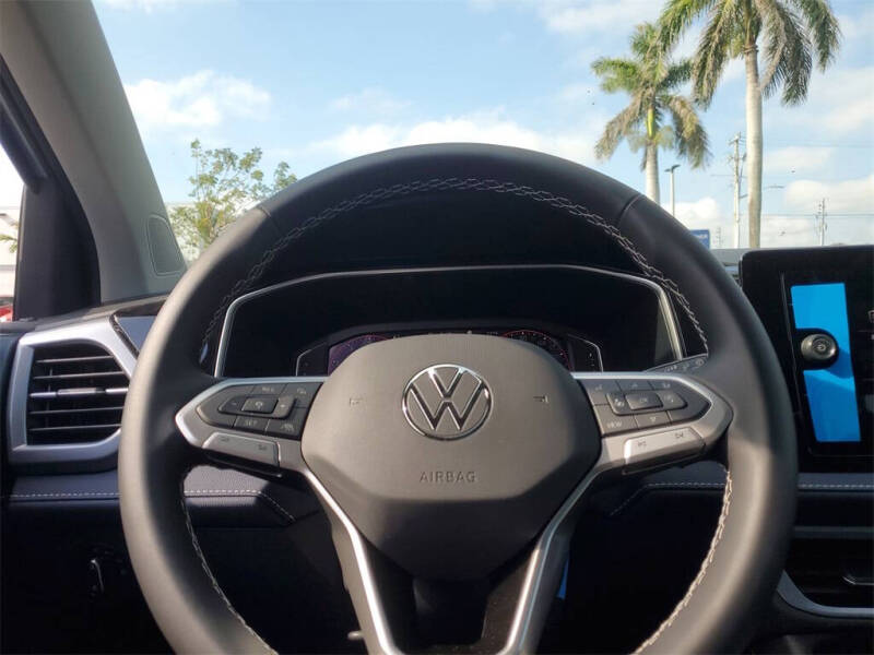 2025 Volkswagen Taos SEL 4Motion