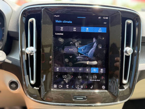 2023 Volvo XC40 B5 Plus Dark Theme