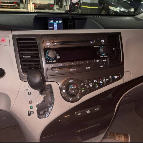 2014 Toyota Sienna LE 8-Passenger