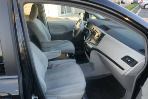 2013 Toyota Sienna LE 8-Passenger