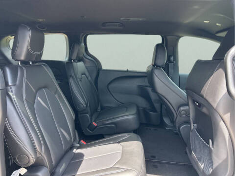 2027 Chrysler Pacifica Select