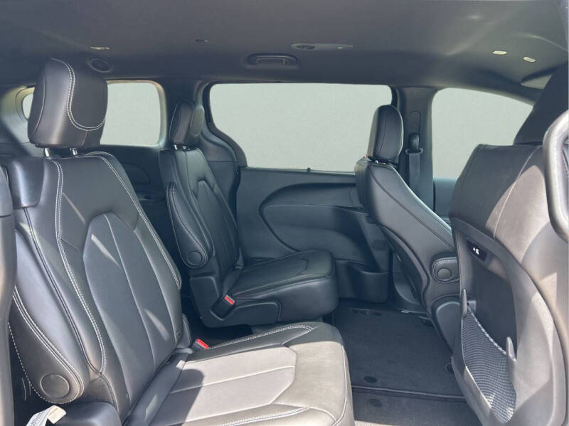 2027 Chrysler Pacifica Select