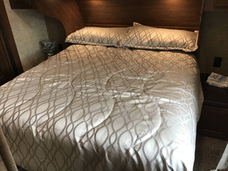 2018 Forest River Sierra 2850RL / 31ft