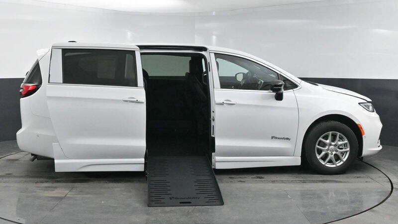 2025 Chrysler Pacifica Select