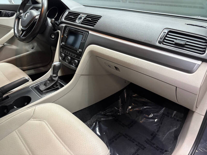 2017 Volkswagen Passat 1.8T R-Line