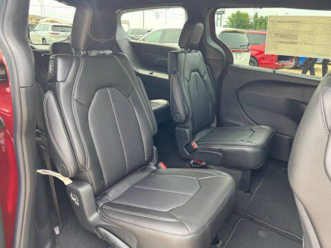 2027 Chrysler Pacifica Select
