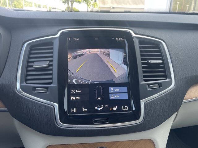 2022 Volvo XC90 T6 Momentum 6-Passenger