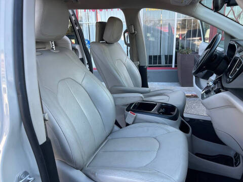 2017 Chrysler Pacifica Touring-L Plus