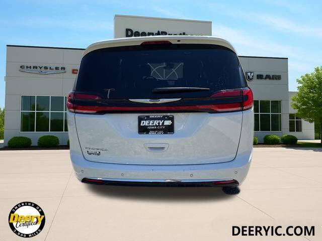 2025 Chrysler Pacifica Select