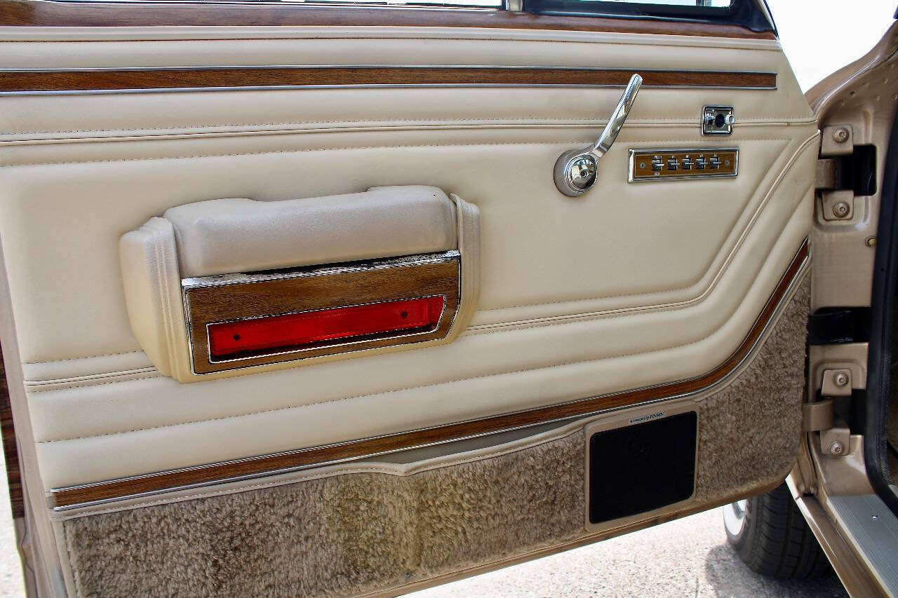 1989 Jeep Grand Wagoneer 76