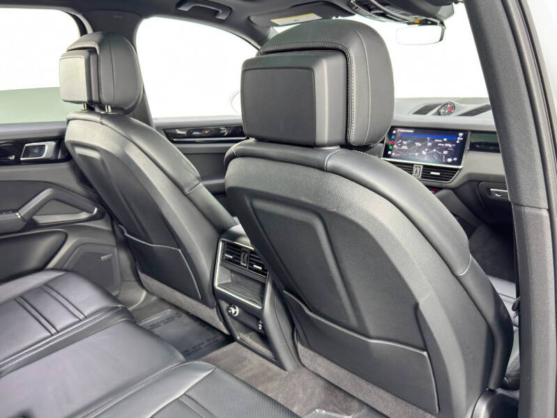 2023 Porsche Cayenne Platinum Edition