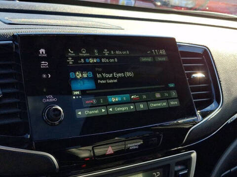 2022 Honda Pilot Touring w/Rear Captain's Chairs