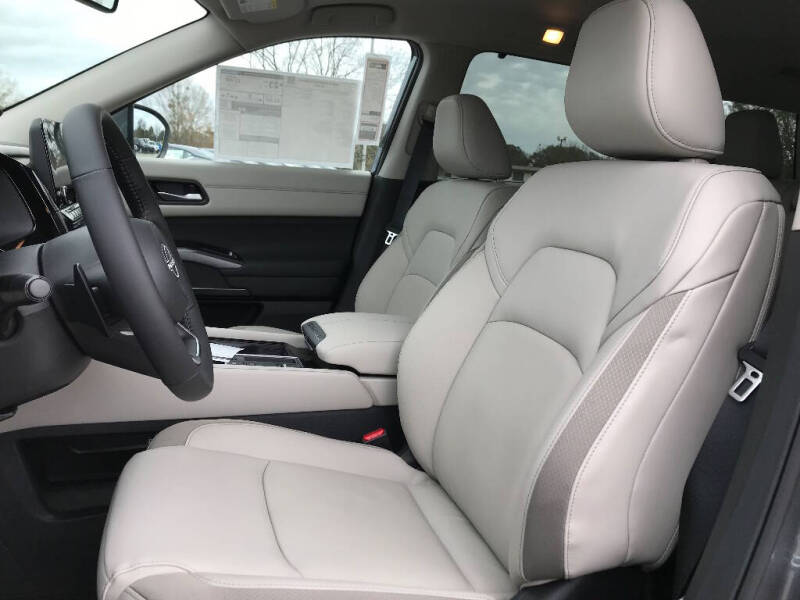 2025 Nissan Pathfinder SL