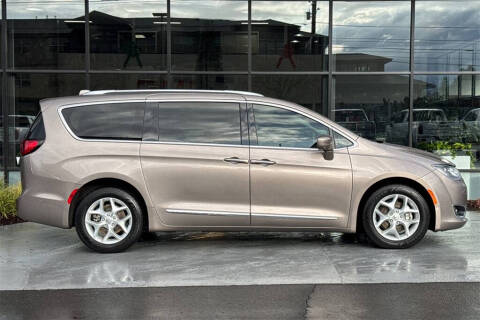 2017 Chrysler Pacifica Touring-L Plus