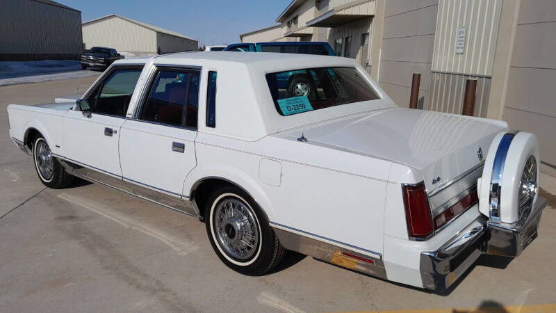 1989 Lincoln Town Car for sale at Pederson's Classics in Tea SD