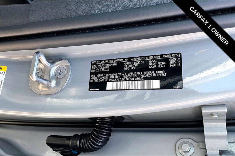 2024 Volvo XC40 B5 Plus Bright Theme
