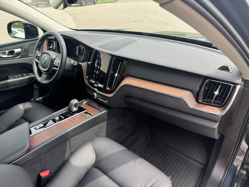 2024 Volvo XC60 B5 Plus Dark Theme