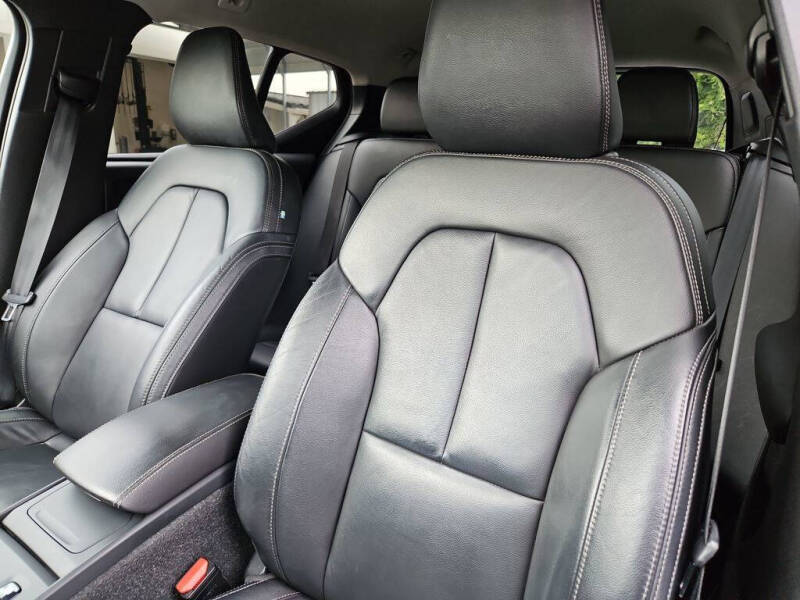 2022 Volvo XC40 T5 Momentum