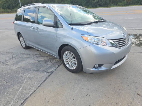 2014 Toyota Sienna XLE 7-Passenger Auto Access Seat