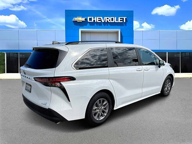 2022 Toyota Sienna LE 8-Passenger