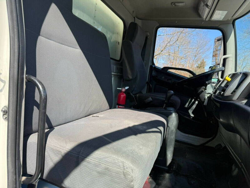 2013 Hino 268 25 FOOT BOX WITH LIFTGATE