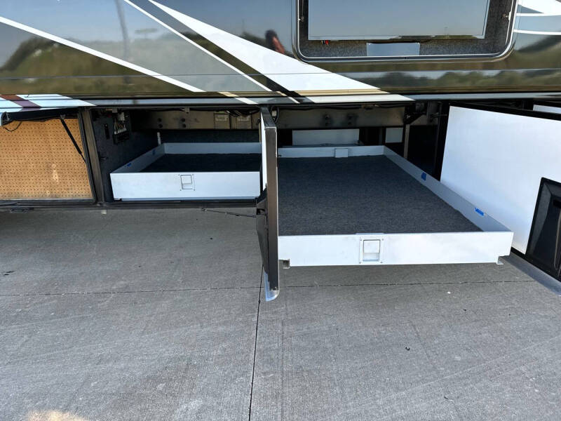 2012 Newmar Dutchstar 4354 ,  450hp, King Bed