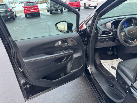 2025 Chrysler Pacifica Select