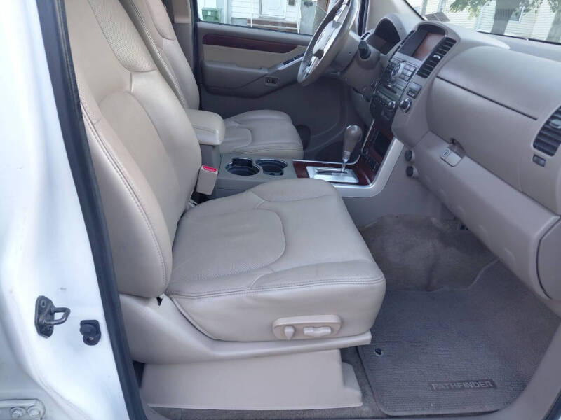 2012 Nissan Pathfinder LE