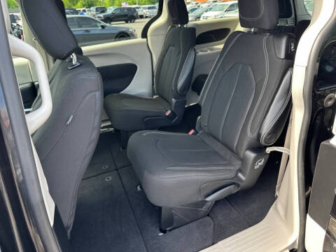 2022 Chrysler Voyager LX
