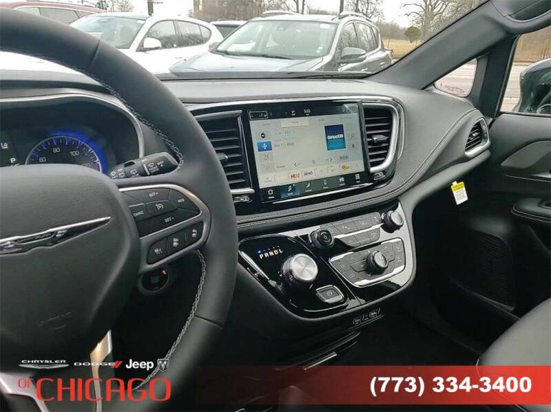 2025 Chrysler Pacifica Select