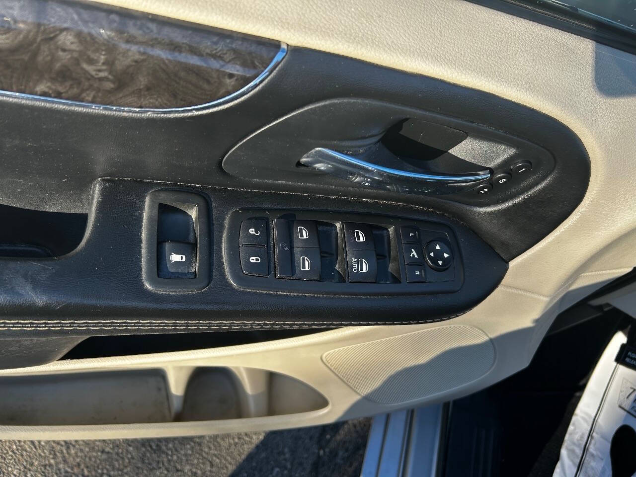 ChryslerTown and Country13