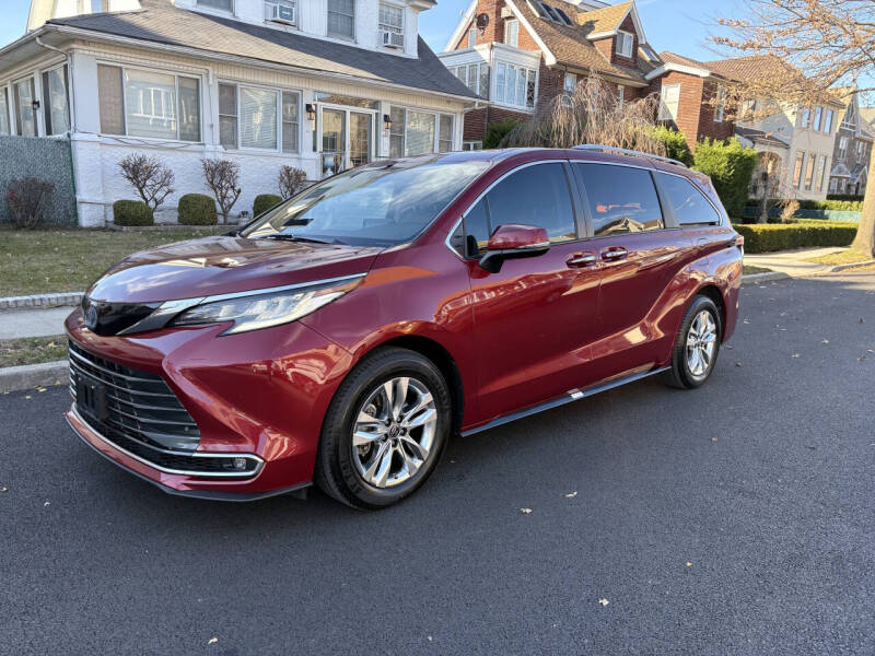 2022 Toyota Sienna Limited's photo