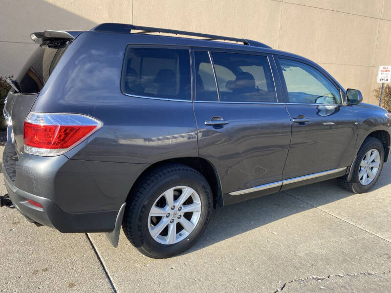 Image 2 of 2013 Toyota Highlander SE