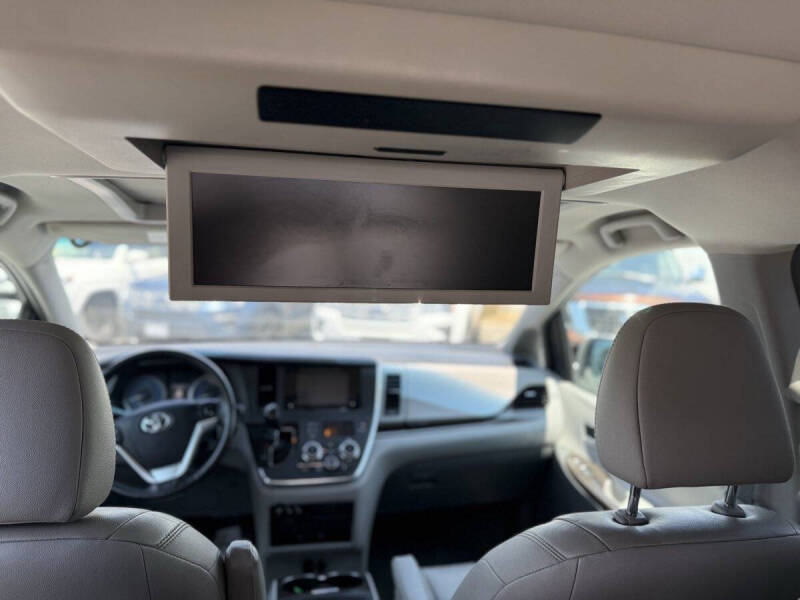 2017 Toyota Sienna XLE Premium 8-Passenger