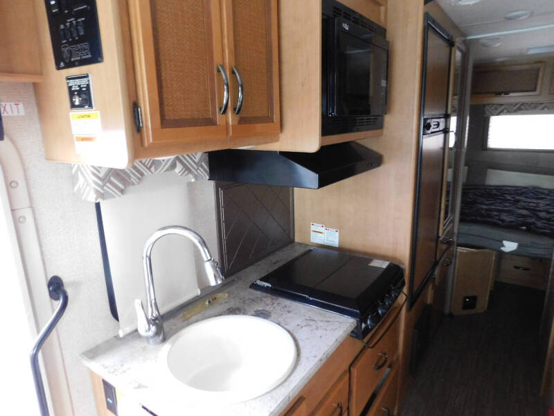 2017 Thor Motor Coach Axis