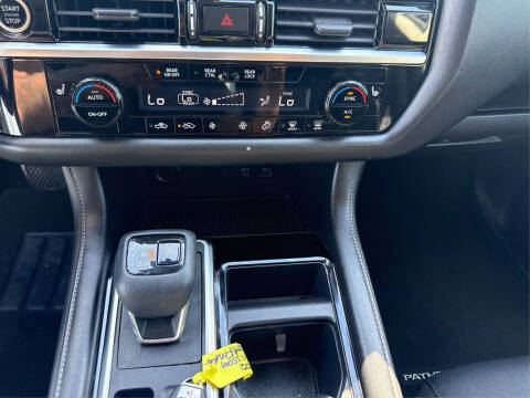 2022 Nissan Pathfinder SV