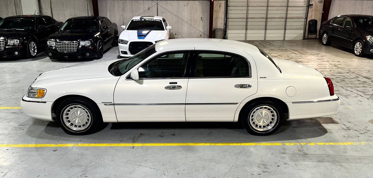 2002 Lincoln Town Car for sale at Carnival Car Company in Victoria, TX