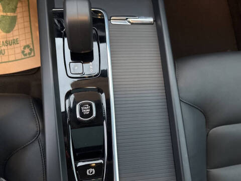 2025 Volvo XC60 B5 Core Dark Theme