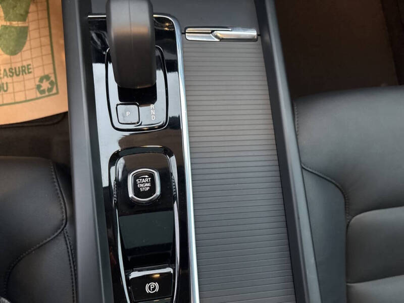 2025 Volvo XC60 B5 Core Dark Theme