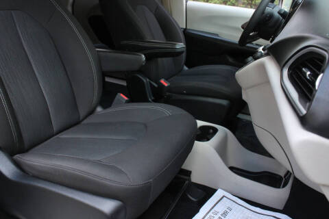 2024 Chrysler Voyager LX