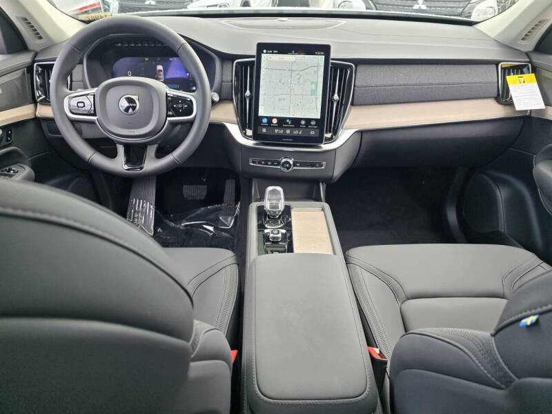 2025 Volvo XC90 B6 Core Bright Theme