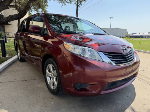 2014 Toyota Sienna LE 8-Passenger
