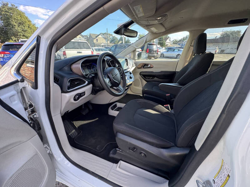 2022 Chrysler Voyager LX