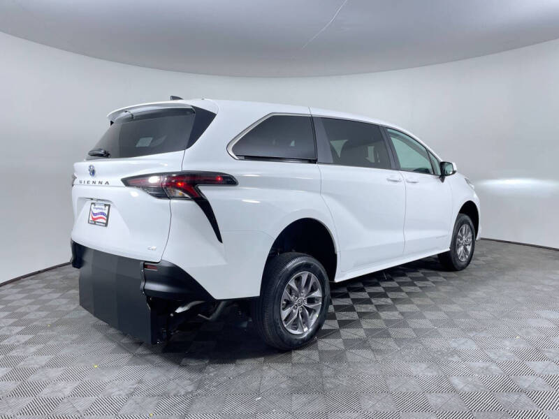 2025 Toyota Sienna LE 8-Passenger